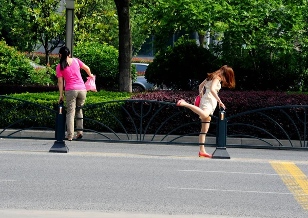 Een Toerist Klimt Een Guardrail Een Straat Suzhou East Chinas — Stockfoto