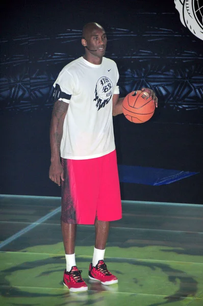 Nba Star Kobe Bryant Holds Basketball Basketball Event Nike Meet — Stock Photo, Image