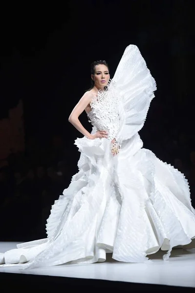 Modelo Muestra Una Nueva Creación Del Diseñador Gang Desfile Moda — Foto de Stock