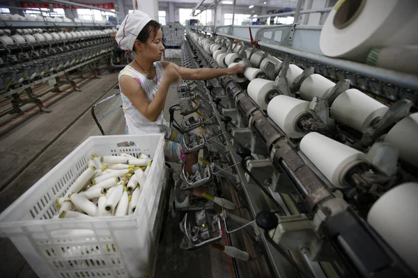Une Travailleuse Chinoise Occupe Production Fils Destinés Être Exportés Vers — Photo