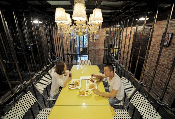 Les Clients Dînent Dans Une Salle Manger Premier Restaurant Sur — Photo