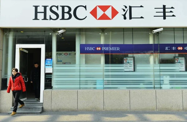 2012년 12월 12일 저장성 항저우에 Hsbc 지점에서 고객이 걸어나오고 있습니다 — 스톡 사진