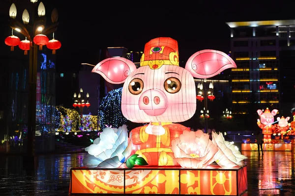 Des Résidents Locaux Visitent Une Lanterne Forme Cochon Pour Marquer — Photo