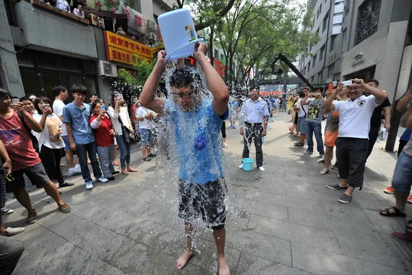Молоді Люди Вишикувалися Вулиці Щоб Відважитися Ice Bucket Challenge Чжунгуанкуні — стокове фото