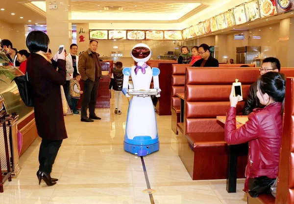 Les Clients Prennent Des Photos Serveur Robot Dans Restaurant Ville — Photo