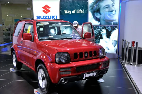 File Visitante Mira Suzuki Jimny Importado Durante Una Exposición Automóviles — Foto de Stock