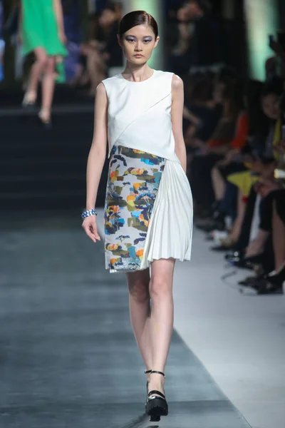 モデル表示春 2015 Mashama Shanghaitang の新規作成 中国ファッション シック のファッションでアレックス王 Shanghaitang Shanghaitang — ストック写真