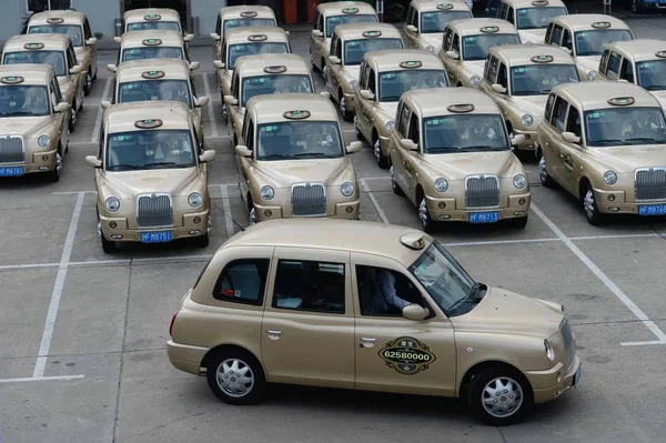 Altın Boyalı Londra Tarzı Taksiler Şangay Çin Bir Otoparkta Resmedilmiştir — Stok fotoğraf