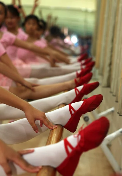 Meninas Chinesas Esticar Pernas Balé Barre Para Aprender Dançar Balé — Fotografia de Stock