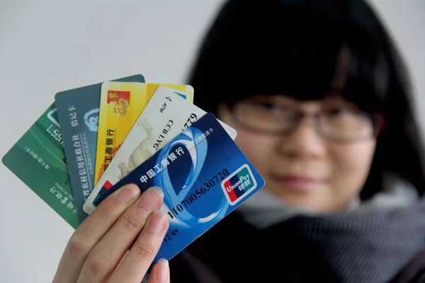 Een Chinese Vrouw Toont Debetkaarten Ondersteund Door China Unionpay Lianyungang — Stockfoto