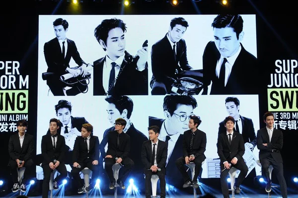 Super Junior Tagjai Jelentenek Során Sajtótájékoztatón Hogy Album Swing Peking — Stock Fotó