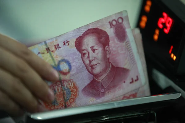 Impiegato Cinese Conta Rmb Renminbi Presso Una Filiale Della Industrial — Foto Stock