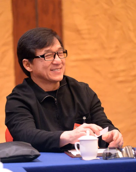 Hongkong Skådespelare Jackie Chan Ler Mot Paneldiskussion Den Andra Sessionen — Stockfoto