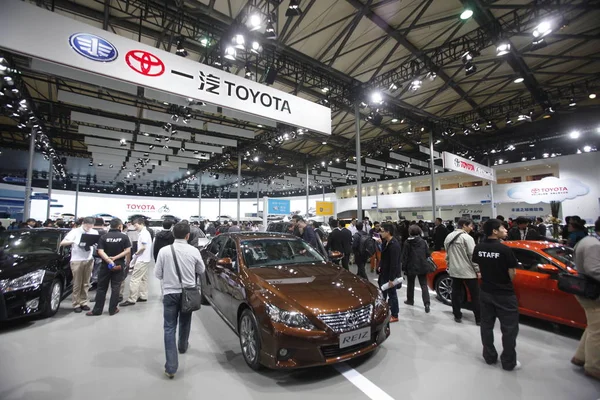 Los Visitantes Ven Los Automóviles Toyota Durante 15ª Exposición Internacional —  Fotos de Stock