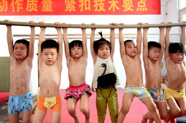 Chinese Kinderen Hangen Een Horizontale Balk Gymnastiek Beoefenen Een Gymnastiek — Stockfoto