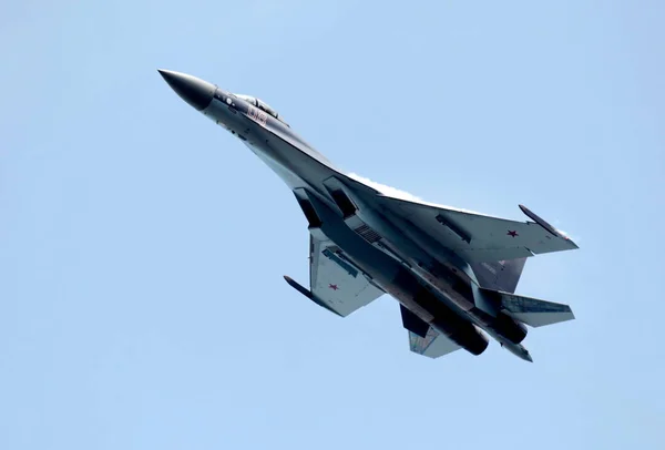 Ένα Ρωσικό Sukhoi Μαχητικό Εκτελεί Κατά Διάρκεια Μιας Πτήσης Επίδειξη — Φωτογραφία Αρχείου