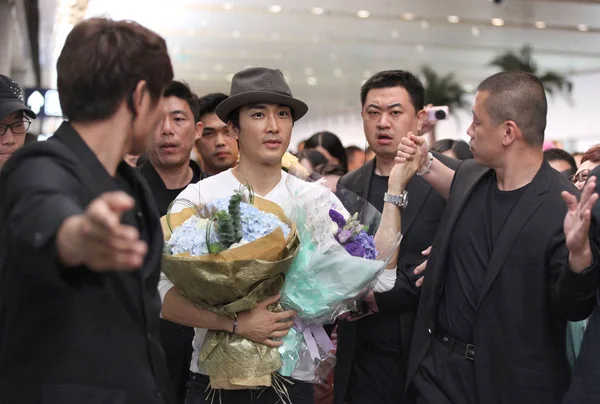 South Korean Actor Song Seung Heon Center Shakes Hands Fan — Stock Photo, Image