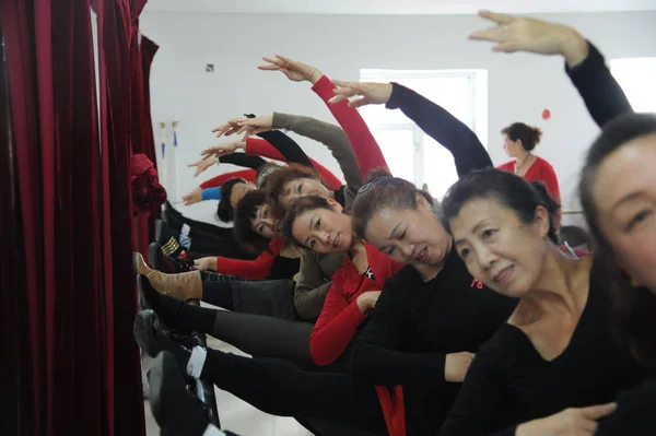 Mulheres Chinesas Aposentadas Dobram Seus Corpos Esticam Pernas Balé Para — Fotografia de Stock