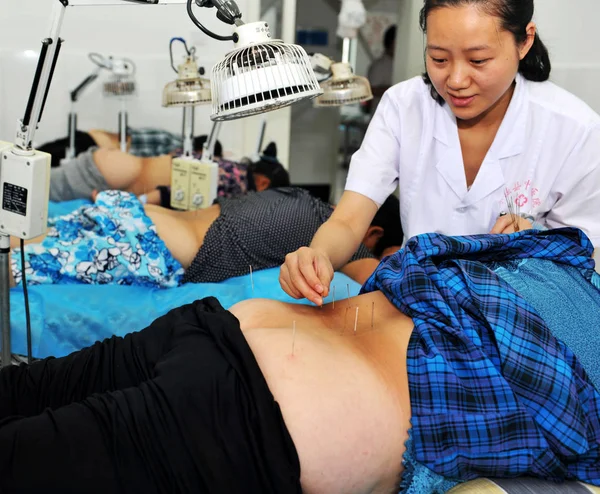 Gäller Akupunktur Fil Läkare Patient Traditionell Kinesisk Medicin Tcm Hospital — Stockfoto