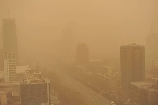 Budynki Widoczne Gęstej Mgle Smogu Podczas Tego Lata Najgorszym Sandstorm — Zdjęcie stockowe