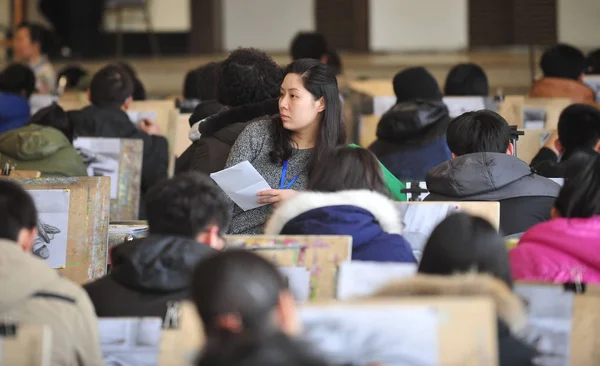 Vigilante Chino Observa Los Candidatos Dibujando Mientras Participan Examen Ingreso — Foto de Stock