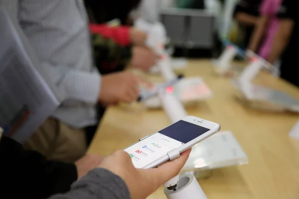 Kínai Ügyfelek Próbálja Iphone Iphone Okostelefonok Egy Apple Store Ban — Stock Fotó