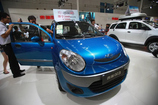 Los Visitantes Prueban Chery Qq3 Durante Una Exposición Automóviles Tianjin — Foto de Stock