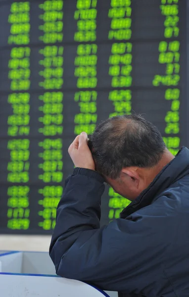 懸念される中国の投資家は 株式の価格 価格下落のためのグリーン と東中国安徽州 Fuyang 市の株式仲買家の株式インデックスを見て 3月4日2013 — ストック写真