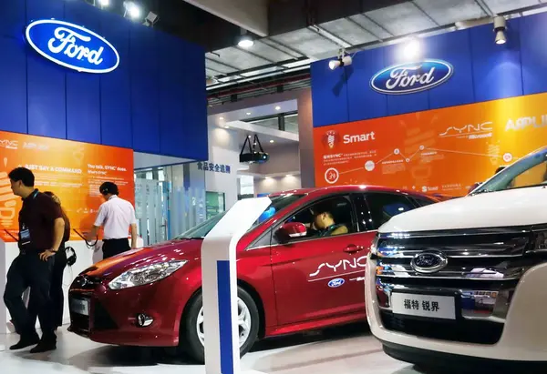 Люди Посещают Стенд Ford Время Автомобильной Выставки Шанхае Китай Июня — стоковое фото