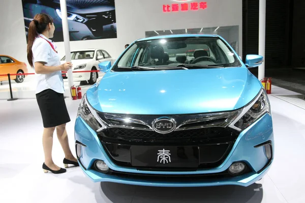 Munkavállaló Áll Közvetlenül Byd Qin Elektromos Autó Alatt 2014 Pudong — Stock Fotó