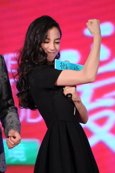 Hong Kong Actress Angelababy Shows Her Muscle Press Conference Her — Stock Photo, Image