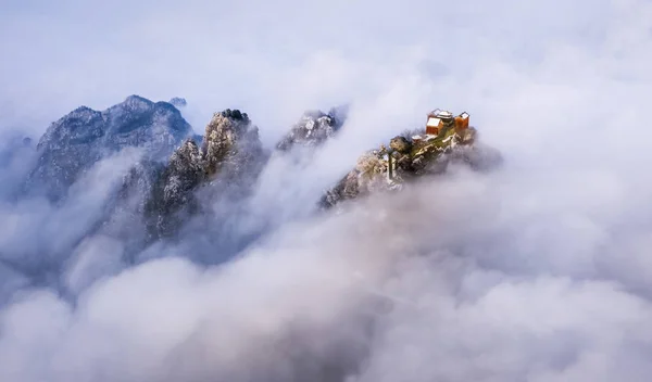 Vista Aérea Las Montañas Wudang Cubiertas Nieve Mar Nubes Para — Foto de Stock