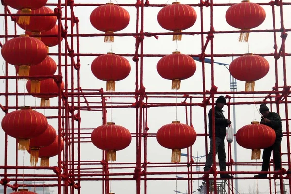 Čínští Pracující Zobrazit Červené Lucerny Použití Během Lantern Festival Který — Stock fotografie