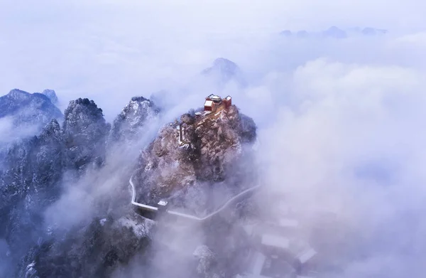 Vista Aérea Las Montañas Wudang Cubiertas Nieve Mar Nubes Para — Foto de Stock