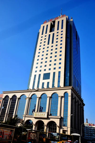 2013年12月2日 中国北東部の遼寧省浙陽市にある浙江銀行の本社ビルの眺め — ストック写真