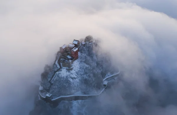 Vista Aérea Las Montañas Wudang Cubiertas Nieve Mar Nubes Para — Foto de Stock