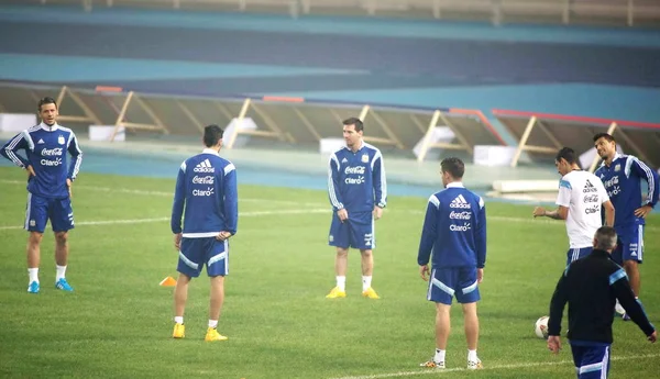 左三的梅西和阿根廷队友参加2014年10月9日在中国北京举行的美洲超级德比浓雾训练课 尼古拉斯 莱奥兹博士杯 也被称为西班牙语的超级克洛西科 拉斯美洲 — 图库照片