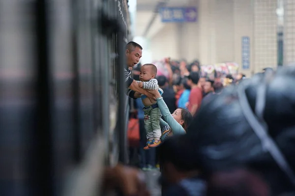 Una Madre Cinese Regge Figlio Passarlo Altro Passeggero Affollato Treno — Foto Stock