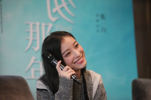 Die Chinesische Schauspielerin Lächelt Bei Einer Werbeveranstaltung Für Ihren Neuen — Stockfoto