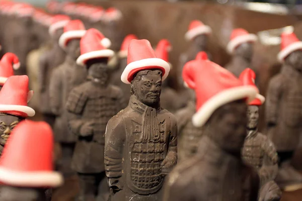 Μίνι Τερακότα Πολεμιστές Φτιαγμένα Από Βελγική Σοκολάτα Και Φορώντας Καπέλα — Φωτογραφία Αρχείου