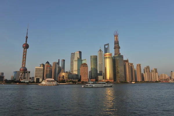 黄浦江天际线和陆家嘴金融区有摩天大楼和高层建筑 左边是东方明珠塔 右边正在建设的上海大厦 中国上海浦东 2013年5月14日 — 图库照片