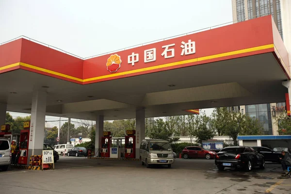 Automóviles Están Siendo Repostados Una Gasolinera Cnpc China National Petroleum —  Fotos de Stock