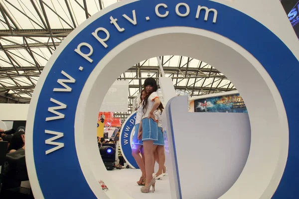 Showgirls Posa Presso Stand Online Fornitore Video Pptv Durante Cina — Foto Stock