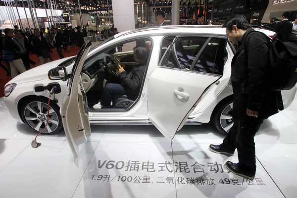 Besökarna Tittar Volvo V60 Plug Hybridbil Shanghai Internationella Bilindustri Utställningen — Stockfoto