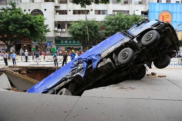 Camión Está Varado Sumidero Medio Una Carretera Ciudad Wuzhou Sur — Foto de Stock