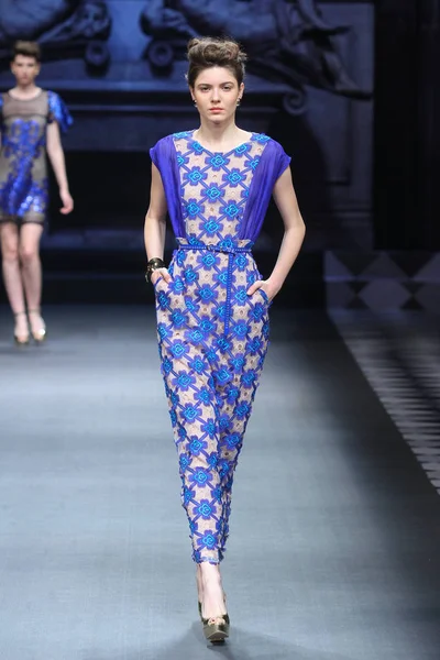모델은 2014 베이징 2015 Jiaqi 패션쇼에서 디자이너 Jiaqi 새로운 창조를 — 스톡 사진