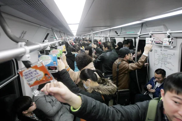 File Pasajeros Amontonan Tren Línea Del Metro Beijing Beijing China —  Fotos de Stock