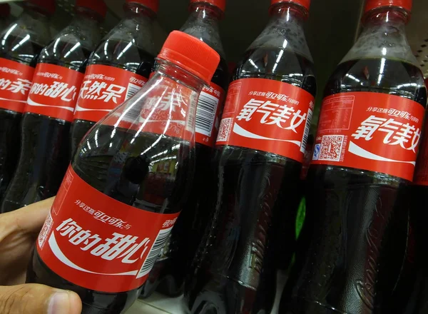 Kund Plockar Flaska Coca Cola Med Nya Förpackningar Från Hyllan — Stockfoto