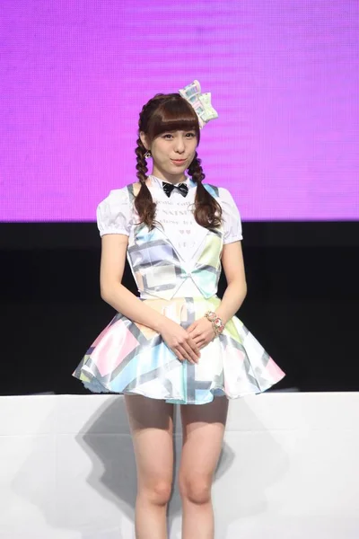 日本のアイドル グループの夏希小島 Akb48 記者会見のポーズ 挑戦のアジアでアナ Akb48 2014 — ストック写真