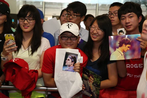 Hayranları Sviçreli Tenis Yıldızı Roger Federer Shanghai Pudong Uluslararası Havaalanı — Stok fotoğraf